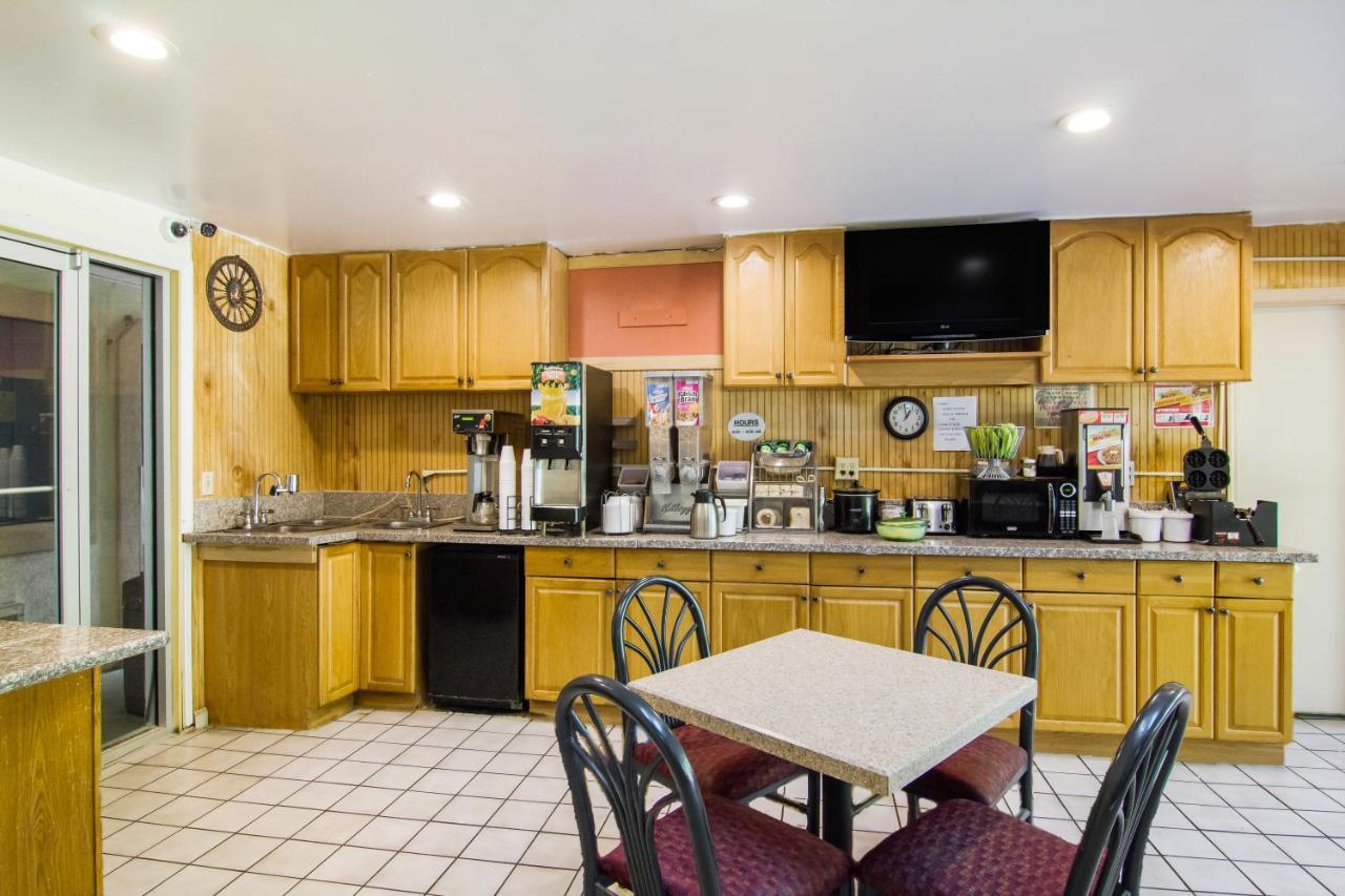 Americas Best Value Inn Darien Exterior photo