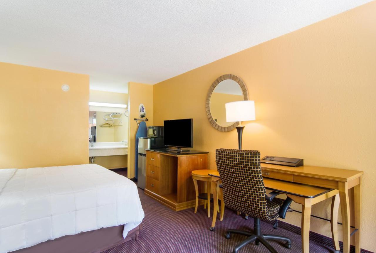 Americas Best Value Inn Darien Exterior photo